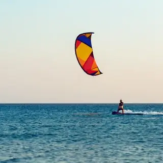 Voile de kitesurf au-dessus de la mer