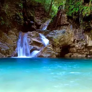 Cascade et bassin naturel